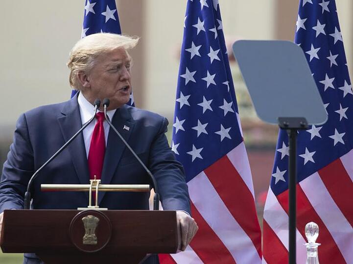 US-Präsident Donald Trump warnt auch bei seinem Staatsbesuch in Indien vor Gefahren beim Aufbau des neuen 5G-Mobilfunknetzes - und meint damit Huawei.