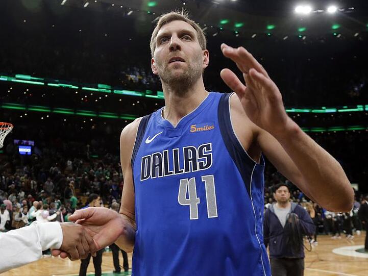 Dirk Nowitzki geht nach einem Spiel der Dallas Mavericks vom Platz.