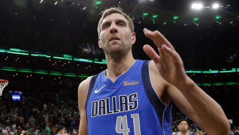 Dirk Nowitzki geht nach einem Spiel der Dallas Mavericks vom Platz. Dirk Nowitzki geht nach einem Spiel der Dallas Mavericks vom Platz.