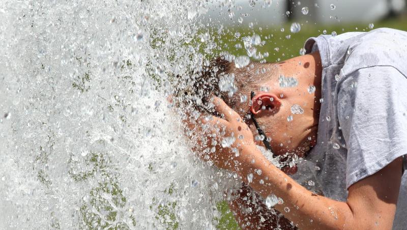 Ein Mann erfrischt sich am Wasser eines Brunnens. Foto: Wolfgang Kumm/Archivbild Ein Mann erfrischt sich am Wasser eines Brunnens. Foto: Wolfgang Kumm/Archivbild