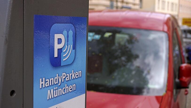 Parkplätze sind in München heiß begehrt - und nicht teuer genug, finden die Grünen im Landtag.