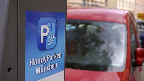 Parkplätze sind in München heiß begehrt - und nicht teuer genug, finden die Grünen im Landtag.