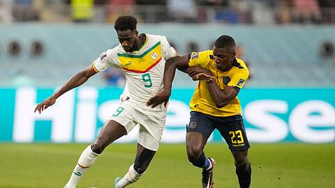 Senegals Boulaye Dia (l) und Ecuadors Moises Caicedo kämpfen im Zweikampf um den Ball. Senegals Boulaye Dia (l) und Ecuadors Moises Caicedo kämpfen im Zweikampf um den Ball.