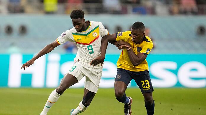 Senegals Boulaye Dia (l) und Ecuadors Moises Caicedo kämpfen im Zweikampf um den Ball.