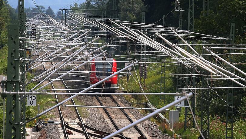 Die Bahnstrecke München-Lindau ist ein Erfolg. Doch anderswo muss das Schienennetz dringend erneuert werden, sagt Minister Bernreiter.