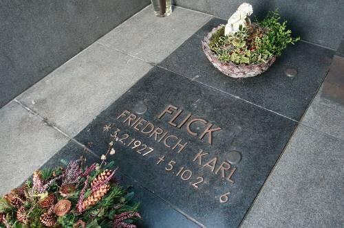 Hunderte Kilogramm schwer: Die Steinplatte, die die Grabräuber wegwuchteten.