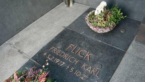 Hunderte Kilogramm schwer: Die Steinplatte, die die Grabräuber wegwuchteten. Hunderte Kilogramm schwer: Die Steinplatte, die die Grabräuber wegwuchteten.