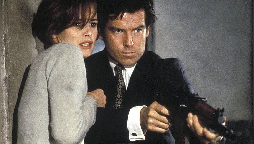 Der wohl fotogenste 007: Pierce Brosnan neben Bond-Girl Izabella Scorupco. Der wohl fotogenste 007: Pierce Brosnan neben Bond-Girl Izabella Scorupco.