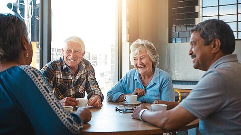 Jeder soll sich im Alter den Kaffee im Caf&eacute; leisten k&ouml;nnen, sagt Andreas Hoffmann. Nur wie?
