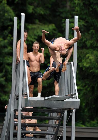 Die Löwen beim Turmspringen im Trainingslager. Sehen Sie hier die spektakulären Bilder.