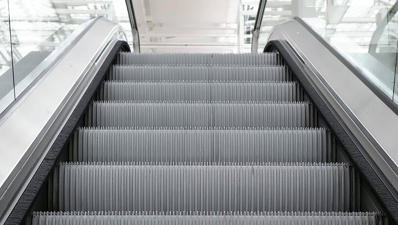 Die Feuerwehr musste den eingeklemmten Jungen (5) von der Rolltreppe befreien. (Archivbild) Die Feuerwehr musste den eingeklemmten Jungen (5) von der Rolltreppe befreien. (Archivbild)