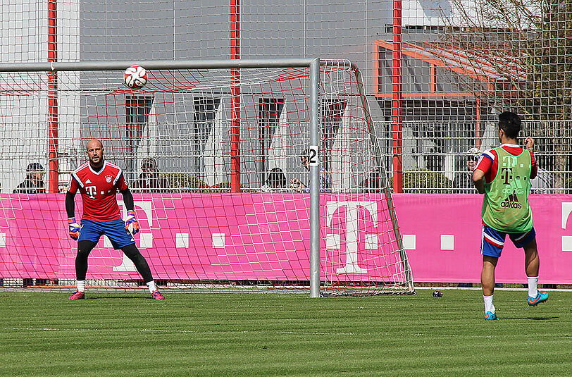 Der FC Bayern absolvierte vor den Augen von Zinedine Zidane eine lockere Trainingseinheit.