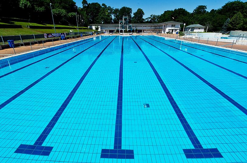 Ein Badegast fand eine leblose Frau in einem Schwimmbecken vor. (Symbolbild)