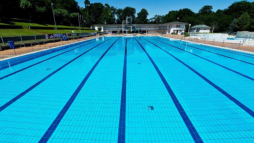 Ein Badegast fand eine leblose Frau in einem Schwimmbecken vor. (Symbolbild) Ein Badegast fand eine leblose Frau in einem Schwimmbecken vor. (Symbolbild)