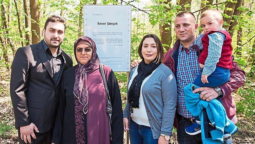 Die Angehörigen von Enver Simsek (v.l.): Sohn Abdulkerim, Witwe Adile, Tochter Semiya, ihr Mann Fatih Demirtas und ihr Sohn am Tatort.