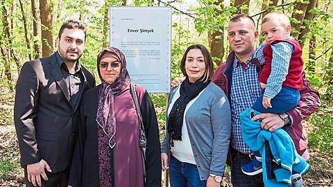 Die Angehörigen von Enver Simsek (v.l.): Sohn Abdulkerim, Witwe Adile, Tochter Semiya, ihr Mann Fatih Demirtas und ihr Sohn am Tatort.