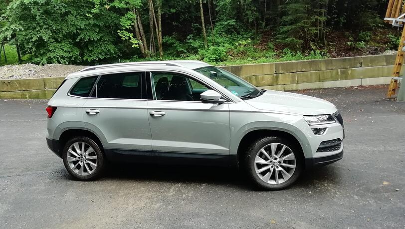 Klassische SUV-Formen: Der 4,38 Meter lange Karoq bietet reichlich Platz. Klassische SUV-Formen: Der 4,38 Meter lange Karoq bietet reichlich Platz.
