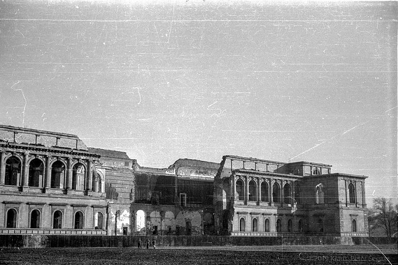 Die Alte Pinakothek hatte im Krieg einen Volltreffer erhalten. 1950 klafft diese riesige Lücke immer noch.