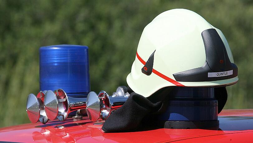 Die Feuerwehrler kommen als das Feuer bereits erloschen ist. (Symbolbild) Die Feuerwehrler kommen als das Feuer bereits erloschen ist. (Symbolbild)
