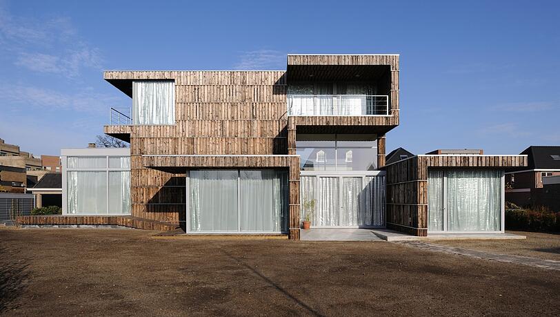 Für zwei Kunstsammler haben die Architekten von Superuse Studios im niederländischen Enschede eine Villa aus überwiegend gebrauchten Materialien der näheren Umgebung gebaut. Die Holzfassade etwa besteht aus ehemaligen Kabeltrommeln.