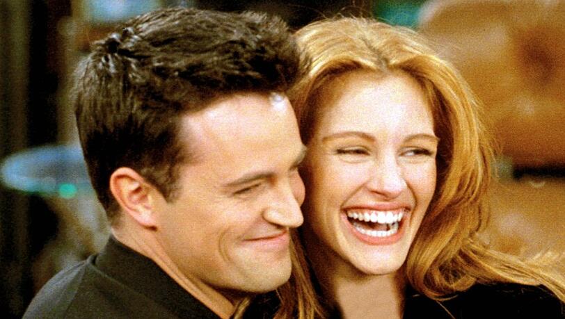 Matthew Perry und Julia Roberts in der Kultserie "Friends".