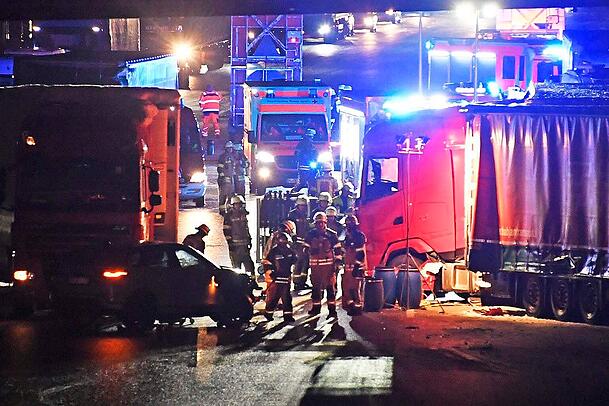 Rettungskräfte hatten in der Nacht auf Dienstag auf der A99 alle Hände voll zu tun.