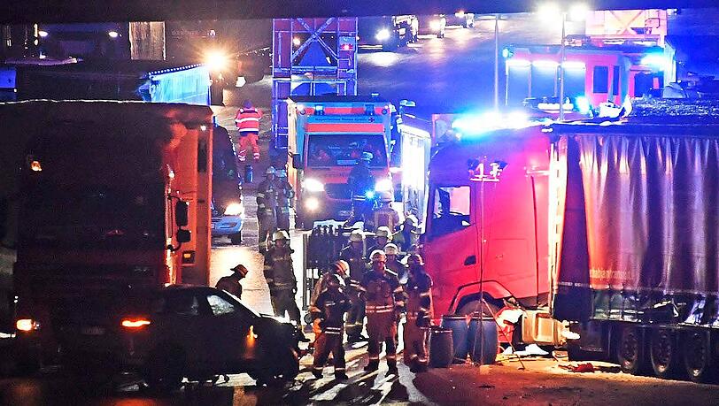 Rettungskräfte hatten in der Nacht auf Dienstag auf der A99 alle Hände voll zu tun.
