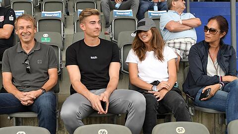 Jürgen Klinsmann (l.) mit seiner Familie - Jonathan Klinsmann, Laila Klinsmann und Debbie Chin - in Berlin.