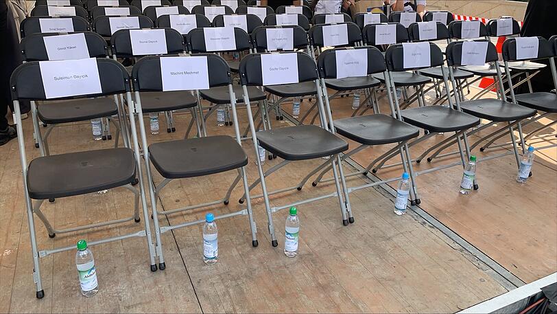 Die St&uuml;hle der unmittelbaren Angeh&ouml;rigen sind noch leer. F&uuml;r sind  die Pl&auml;tze in der ersten Reihe reserviert, auf der anderen Seite werden Steinmeier mit B&uuml;denbender, Krause, S&ouml;der, Eisenreich und Herrmann Platz nehmen