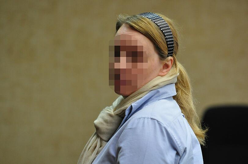 Buchhalterin Brigitte P. (38) im Gerichtssaal: Sie buchte für privat Firstclass Flugreisen auf Firmenkosten.