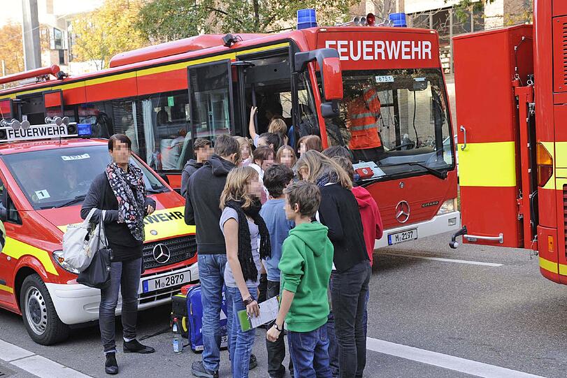 Weil Unbekannte Pfefferspray versprühten, mussten 93 Menschen aus einer Münchner Ladenpassage im Krankenhaus behandelt werden.