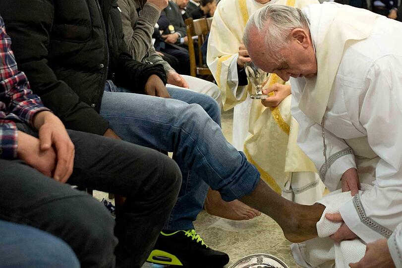 Das Ritual erinnert an die Fußwaschung der
Apostel durch Jesus.