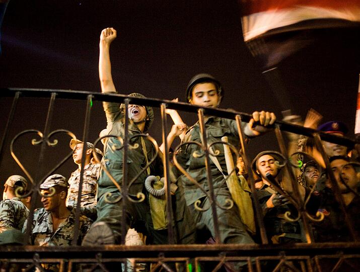 Ausnahmezustand am auf dem Tahrir-Platz in Kairo. Millionen Menschen feiern die Absetzung von Mohammed Mursi durch das ägyptische Militär.