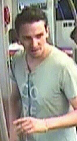 Mann in der S4 verprügelt: Die Polizei sucht diesen Schläger.