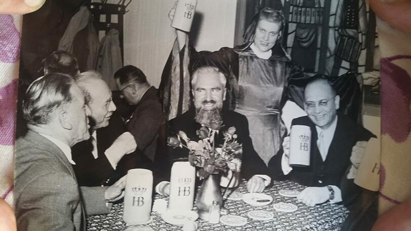 Norbert Pröhls Mutter Margarete in den 50ern als Münchner Kindl im Hofbräuhaus, davor der legendäre Kultusminister Alois Hundhammer.