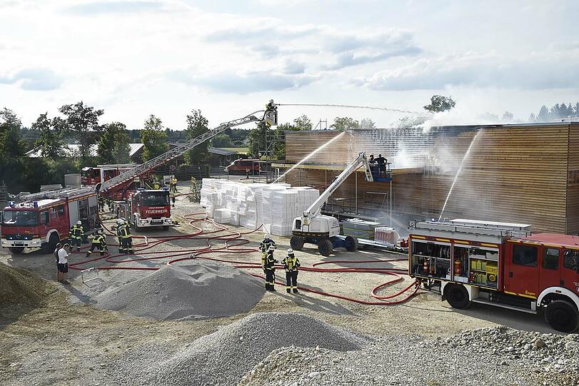 Bis zum Eintreffen der Einsatzkräfte hatten die Flammen rund zehn Quadratmeter der Holzfassade erfasst.