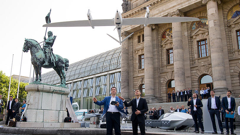 Weiter Bilder von der Ausstellung mit dem Schwerpunkt "Flugtaxi und elektrisches Fliegen der Zukunft" im Hofgarten der Staatskanzlei.