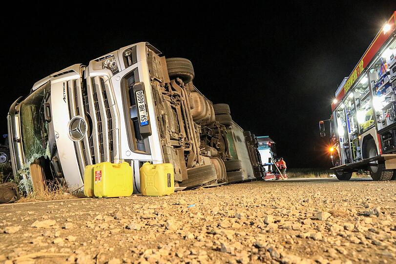 In Unterfranken kam es in der Nacht auf Dienstag zu einem schlimmen Unfall mit einem Viehtransporter - die Bilder.