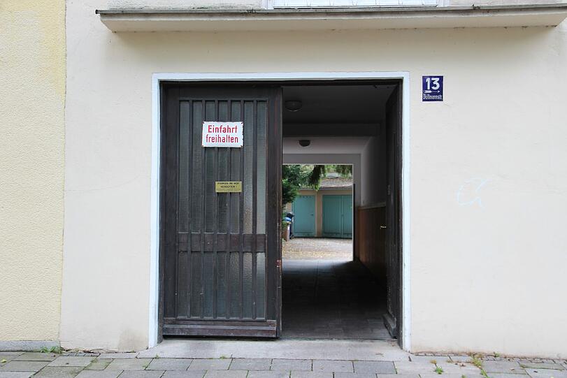 Mord in der Au: Die 91-Jährige Anna S. ist getötet worden. Die Polizei sucht im Umfeld der Wohnung in der Dollmannstraße nach Hinweisen und Spuren. Die Bilder vom Tatort...