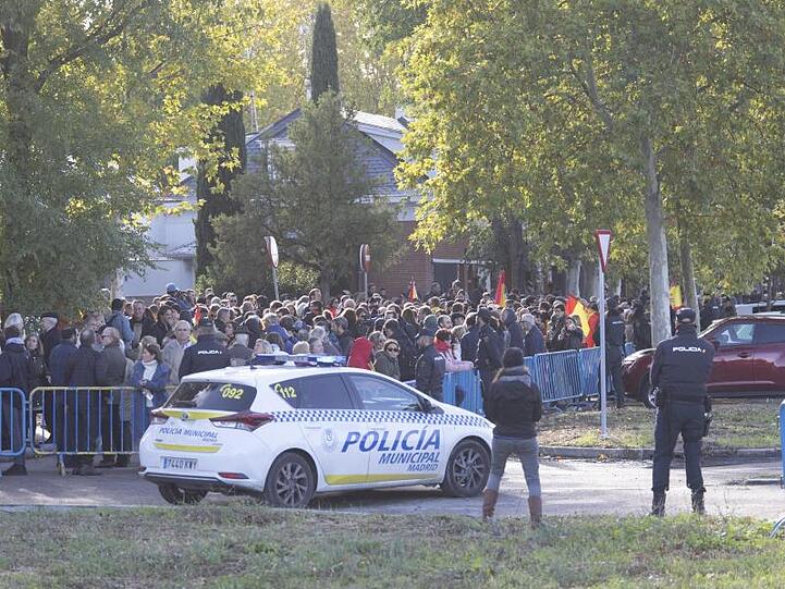 Demonstranten stehen vor dem Friedhof von El Pardo-Mingorrubio, wo die Überreste des Ex-Diktators Francisco Franco beerdigt werden sollen.