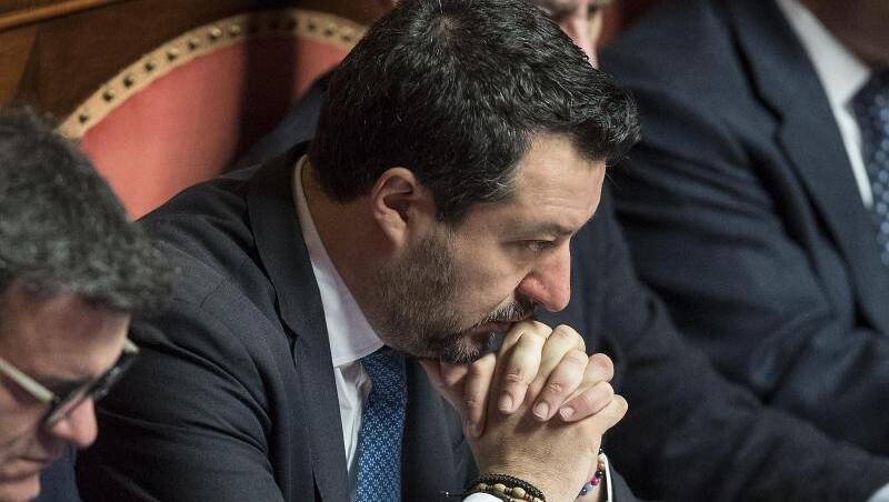 Bei dem Prozess soll es darum gehen, dass Salvini als Minister 131 Migranten auf einem Schiff der Küstenwache ausharren ließ. Bei dem Prozess soll es darum gehen, dass Salvini als Minister 131 Migranten auf einem Schiff der Küstenwache ausharren ließ.