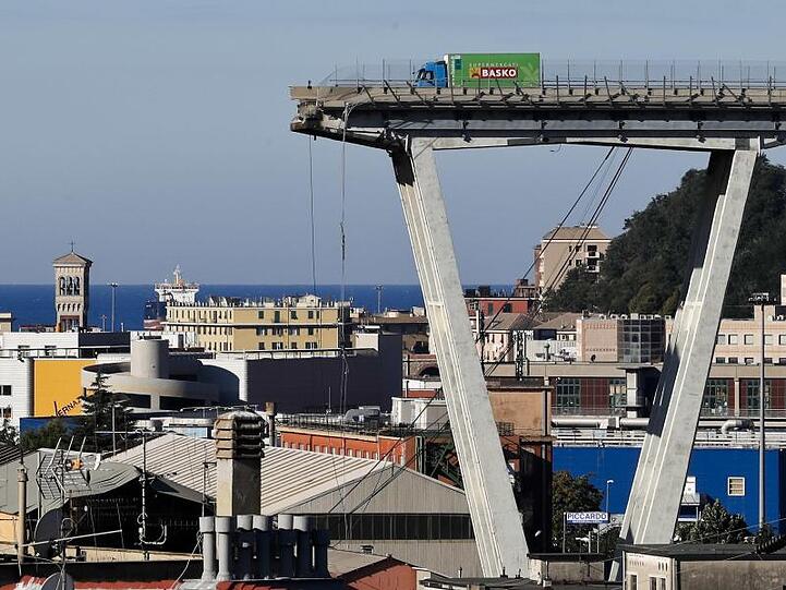 Mitte August 2018: Blick auf die am Vortag eingestürzte Autobahnbrücke Morandi.