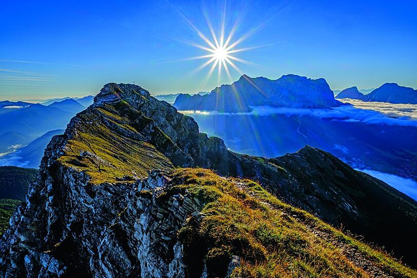 Gestatten: Daniel, mit 2340 Metern der höchste Berg der Ammergauer Alpen. Im Hintergrund: das Zugspitzmassiv.