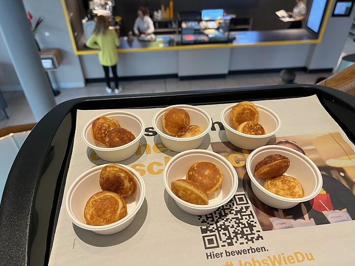 Die neuen Mini-Pancakes gibt es im 6er oder 12er Tütchen entweder mit Zimtzucker, Schokoladen- oder Karamellsoße und aktuell mit einem Kirschdip.