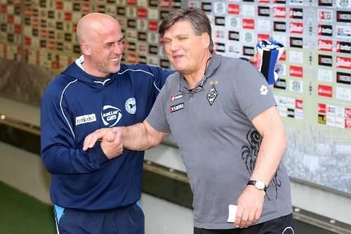 Der alte und der neue Gladbach-Coach: Hans Meyer (r.) mit Michael Frontzeck.