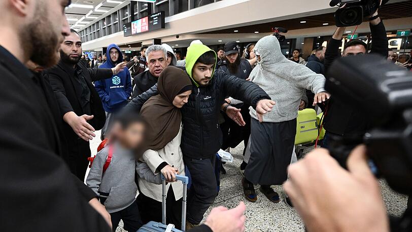 Bei der Ankunft der Frauen sei es teils zu chaotischen Szenen am Flughafen gekommen, berichten australische Medien.