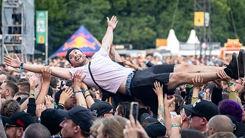 Schon am Donnerstag konnten sich die Musikfans bei Partys auf dem Festivalgel&auml;nde aufw&auml;rmen. (Symbolbild)