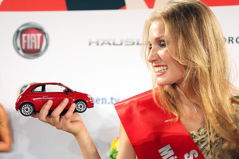 Mit ihrem neuen Fiat 500 kann bequem und stilsicher zu jedem Fotoshooting brausen! Alice freut sich!