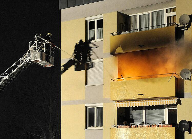 Hansjakobstr: In den frühen Morgenstunden brennt es auf einem Balkon. Durch die Hitze platzt die Glasscheibe der Balkontür. Das Feuer greift auf die Wohnungseinrichtung über. Nach einem rund einstündigen Einsatz können Berufsfeuerwehr und Freiwillige Feuerwehr wieder Abrücken. Der durch den Brand verursachte Schaden wird auf 100.000 € geschätzt.