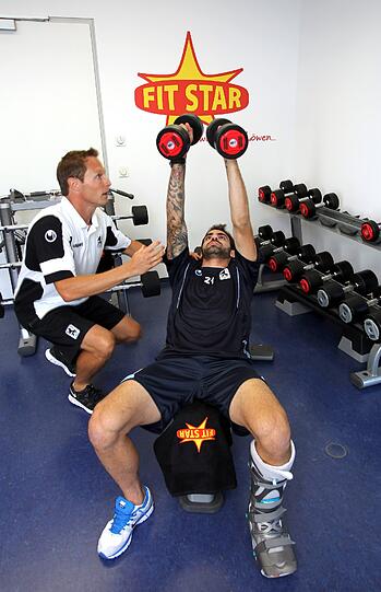 Nach dem Syndesmosebandriss befindet sich Grigoris Makos aktuell im Aufbautraining. Hier sind die Bilder von Makos mit Physiotherapeut Stephan Reiner im Fitnessstudio.